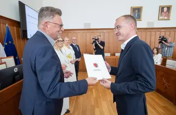 Dyrektor Edward Hartwich i wicedyrektor Danuta Kurylak odbierają umowę na finansowanie Ośrodka Diagnostyki Narządowej, fot. Mikołaj Kuras dla UMWKP