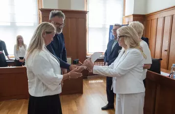 Dyrektor Edward Hartwich i wicedyrektor Danuta Kurylak odbierają umowę na finansowanie Ośrodka Diagnostyki Narządowej, fot. Mikołaj Kuras dla UMWKP