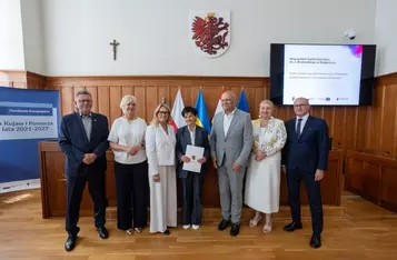 Dyrektor Edward Hartwich i wicedyrektor Danuta Kurylak odbierają umowę na finansowanie Ośrodka Diagnostyki Narządowej, fot. Mikołaj Kuras dla UMWKP
