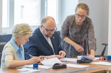 Przekazanie umowy na dofinansowanie powstania ZAZ w Toruniu, fot. Mikołaj Kuras dla UMWKP
