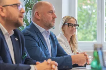 Przekazanie umowy na dofinansowanie powstania ZAZ w Toruniu, fot. Mikołaj Kuras dla UMWKP