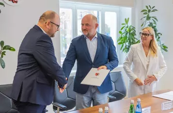 Przekazanie umowy na dofinansowanie powstania ZAZ w Toruniu, fot. Mikołaj Kuras dla UMWKP