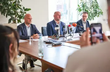 Konferencja prasowa marszałka Piotra Całbeckiego, fot. Szymon Zdziebło/tarantoga dla UMWKP