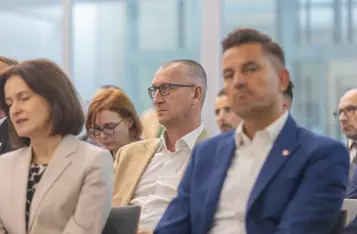 Uroczystość podpisania umów na projekty kolejowe, fot. Mikołaj Kuras dla UMWKP