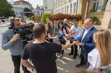 Prezentacja ambulansu przekazanego fundacji „Samoobrona”, fot. Mikołaj Kuras dla UMWKP