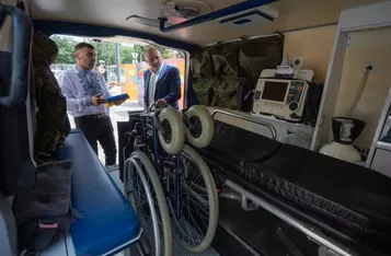 Prezentacja ambulansu przekazanego fundacji „Samoobrona”, fot. Mikołaj Kuras dla UMWKP