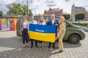 Prezentacja ambulansu przekazanego fundacji „Samoobrona”, fot. Mikołaj Kuras dla UMWKP