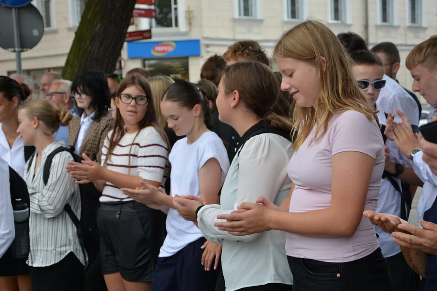 Uroczystość odsłonięcia ławeczki łączącej pokolenia w Chełmnie/ Fot. AW