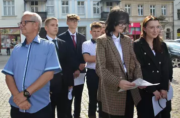 Uroczystość odsłonięcia ławeczki łączącej pokolenia w Chełmnie/ Fot. AW