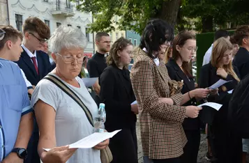 Uroczystość odsłonięcia ławeczki łączącej pokolenia w Chełmnie/ Fot. AW
