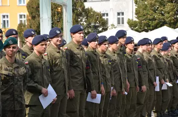 Uroczystość odsłonięcia ławeczki łączącej pokolenia w Chełmnie/ Fot. AW