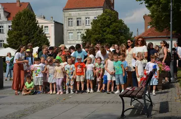 Uroczystość odsłonięcia ławeczki łączącej pokolenia w Chełmnie/ Fot. AW