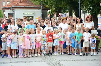 Uroczystość odsłonięcia ławeczki łączącej pokolenia w Chełmnie/ Fot. AW