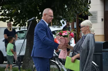 Uroczystość odsłonięcia ławeczki łączącej pokolenia w Chełmnie/ Fot. AW