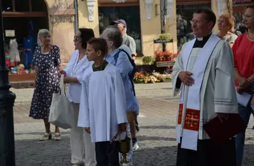 Uroczystość odsłonięcia ławeczki łączącej pokolenia w Chełmnie/ Fot. AW