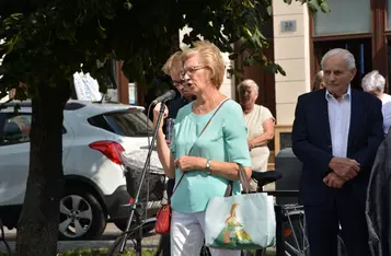 Uroczystość odsłonięcia ławeczki łączącej pokolenia w Chełmnie/ Fot. AW