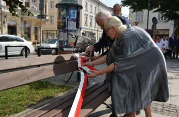 Uroczystość odsłonięcia ławeczki łączącej pokolenia w Chełmnie/ Fot. AW