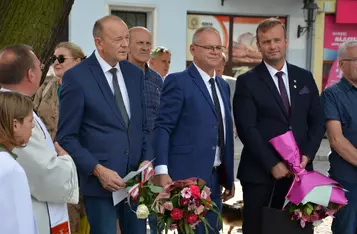 Uroczystość odsłonięcia ławeczki łączącej pokolenia w Chełmnie/ Fot. AW