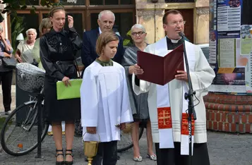 Uroczystość odsłonięcia ławeczki łączącej pokolenia w Chełmnie/ Fot. AW