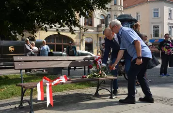 Uroczystość odsłonięcia ławeczki łączącej pokolenia w Chełmnie/ Fot. AW