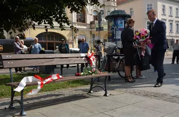 Uroczystość odsłonięcia ławeczki łączącej pokolenia w Chełmnie/ Fot. AW
