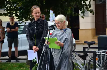 Uroczystość odsłonięcia ławeczki łączącej pokolenia w Chełmnie/ Fot. AW