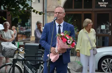 Uroczystość odsłonięcia ławeczki łączącej pokolenia w Chełmnie/ Fot. AW