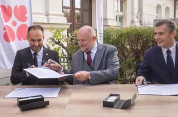 Marszałek Piotr Całbecki, prezes Anwilu Konrad Tajduś i prezydent Włocławka Krzysztof Kukucki prezentują na konferencji prasowe we Włocławku podpisany list intencyjny, fot. Mikołaj Kuras dla UMWKP