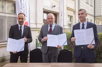 Marszałek Piotr Całbecki, prezes Anwilu Konrad Tajduś i prezydent Włocławka Krzysztof Kukucki prezentują na konferencji prasowe we Włocławku podpisany list intencyjny, fot. Mikołaj Kuras dla UMWKP