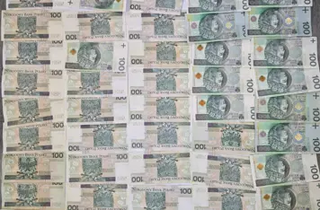 Ponad kilogram narkotyków i kilkadziesiąt tys. zł w mieszkaniu w Chełmnie/ Fot. KPP Chełmno