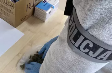 Ponad kilogram narkotyków i kilkadziesiąt tys. zł w mieszkaniu w Chełmnie/ Fot. KPP Chełmno