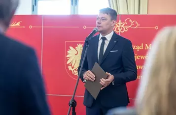 Marszałek Piotr Całbecki i Liderka Edukacji Elżbieta Dąbkowska podczas gali Dnia Edukacji Narodowej, fot. Szymon Zdziebło/tarantoga dla UMWK