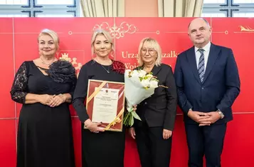 Marszałek Piotr Całbecki i Liderka Edukacji Elżbieta Dąbkowska podczas gali Dnia Edukacji Narodowej, fot. Szymon Zdziebło/tarantoga dla UMWK