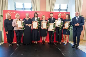 Marszałek Piotr Całbecki i Liderka Edukacji Elżbieta Dąbkowska podczas gali Dnia Edukacji Narodowej, fot. Szymon Zdziebło/tarantoga dla UMWK