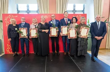 Marszałek Piotr Całbecki i Liderka Edukacji Elżbieta Dąbkowska podczas gali Dnia Edukacji Narodowej, fot. Szymon Zdziebło/tarantoga dla UMWK