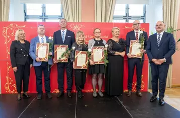 Marszałek Piotr Całbecki i Liderka Edukacji Elżbieta Dąbkowska podczas gali Dnia Edukacji Narodowej, fot. Szymon Zdziebło/tarantoga dla UMWK