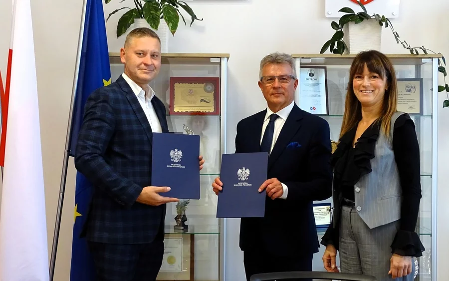 Wicewojewoda Kujawsko-Pomorski Michał Koniuch, Starosta Chełmiński Zdzisław Gamański i Wicestarostka Dorota Żulewska po podpisaniu umowy/ Fot. Starostwo Powiatowe w Chełmnie