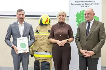 Przekazanie sprzętu dla OSP od Stowarzyszenia Salutaris, fot. Szymon Zdziebło/tarantoga.pl dla UMWKP