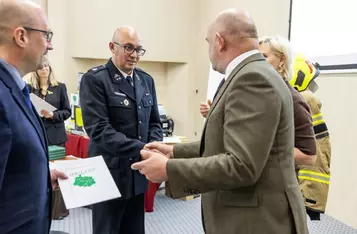 Przekazanie sprzętu dla OSP od Stowarzyszenia Salutaris, fot. Szymon Zdziebło/tarantoga.pl dla UMWKP