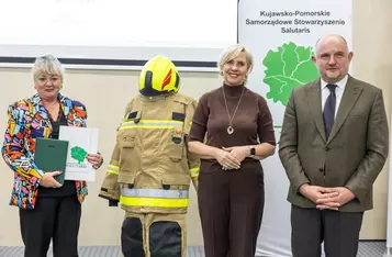 Przekazanie sprzętu dla OSP od Stowarzyszenia Salutaris, fot. Szymon Zdziebło/tarantoga.pl dla UMWKP