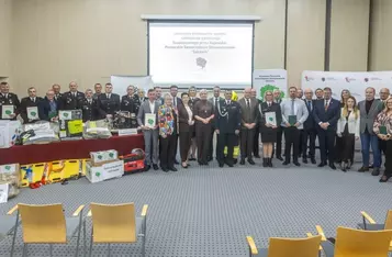 Przekazanie sprzętu dla OSP od Stowarzyszenia Salutaris, fot. Szymon Zdziebło/tarantoga.pl dla UMWKP