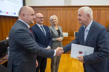 Przekazanie umów o finansowanie projektów w ramach FEdKP, 29 października 2025, fot. Mikołaj Kuras dla UMWKP