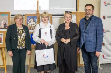 Wręczenie nagród w konkursie plastycznym „Zdrowie psychiczne – wyraź je artystycznie”, fot. Szymon Zdziebło/tarantoga.pl dla UMWKP