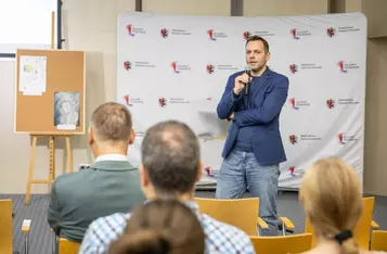 Wręczenie nagród w konkursie plastycznym „Zdrowie psychiczne – wyraź je artystycznie”, fot. Szymon Zdziebło/tarantoga.pl dla UMWKP