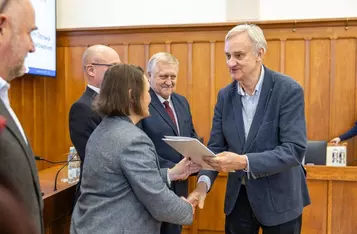 Wręczenie umów pożyczek pomocowych KPFR, fot. Szymon Zdziebło/tarantoga.pl dla UMWKP