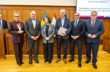 Wręczenie umów pożyczek pomocowych KPFR, fot. Szymon Zdziebło/tarantoga.pl dla UMWKP