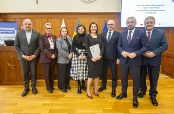 Wręczenie umów pożyczek pomocowych KPFR, fot. Szymon Zdziebło/tarantoga.pl dla UMWKP