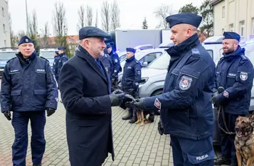 Uroczyste przekazanie sprzętu policji, fot. Tomasz Czachorowski/eventphoto.com.pl dla UMWKP