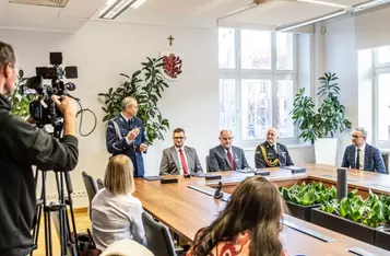 Podpisanie listu intencyjnego ws. rozbudowy systemu radiokomunikacyjnego, fot. Andrzej Goiński/UMWKP