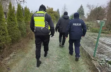 Policjanci skontrolowali pustostany i działki w Chełmnie/ Fot. KPP Chełmno